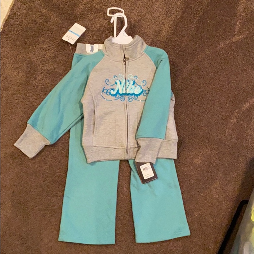 NIKE Girls 2 piece sweatsuit. Size 5